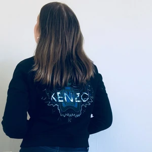 Kofta från Kenzo - Storlek XS. Inköpt för ca 3000kr. Väldigt skönt material och passar sjukt bra till mörkblåa jeans!! Säljer då den knappast aldrig blivit använd och den förtjänar en bättre ägare helt enkelt🙃💗✨🤎🥰Skriv gärna för mer bilder!!