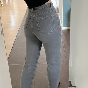 Gråa jeans - Gråa jeans från Weekday i modellen Rowe. Fint skick, storlek 26/32