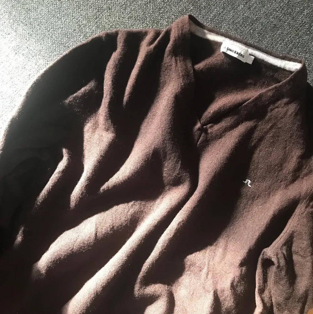 V-ringad brun tröja från J.Lindeberg säljes pga den har dragit ihop sig lite och passar därför inte strl L längre! Utan den känns mer som en M men skulle kunna funka för S oxå:) materialet är mjukt och fint stickat och passar under en skjorta eller som den är  69kr plus frakt  . Tröjor & Koftor.