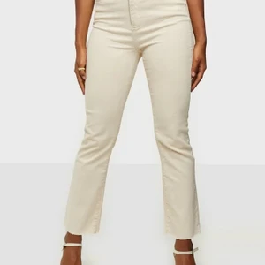 Vero Moda flare jeans  - Bra skick och trendiga byxor, men säljer då dem inte kommer till användning, för inte riktigt min stil💗köparen står för frakt