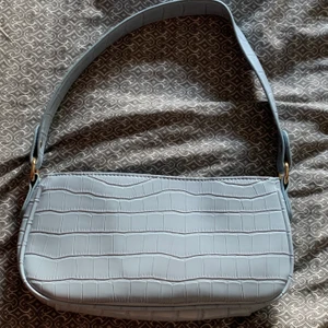 ljusblå axelväska  - Helt oanvänd axelväska som passar till mycket💙🦋🔷🐳🦕