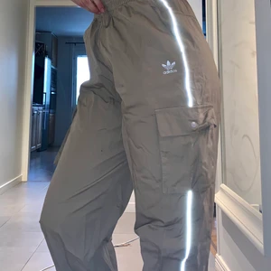 Cargo pants storlek 42 - Byxor i storlek 42 (funkar som overzise från storlek 38)  använda endast 1 gång