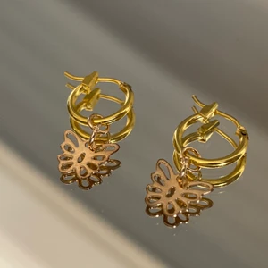 Handgjorda örhängen  -  💛GRATIS FRAKT🧡 @bladhsmycken på Instagram💖