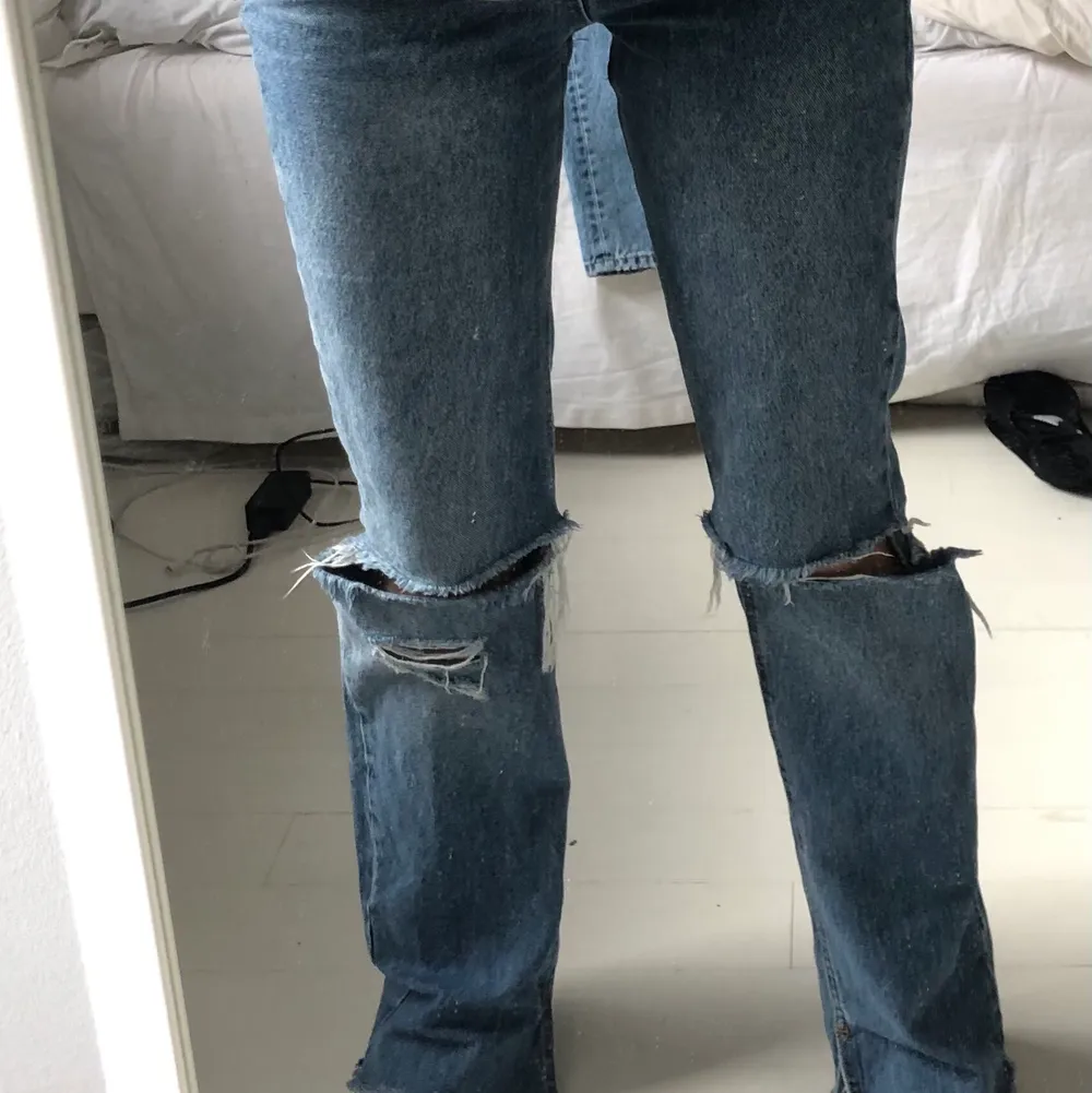 Säljer dessa raka jeans med hål från pull and bear. Jag är 166💕. Jeans & Byxor.