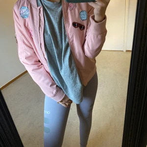 Jacka - Säljer min jacka från lefties. Den passar perfekt nu till våren och framöver. Det är storlek 11-12 men jag som är en XS/S kan ha på mig den och ni ser hur den sitter på. 