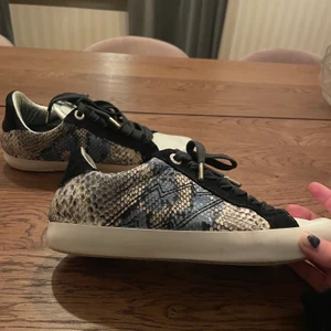 Zadig voltaire skor - As coola sneakers från Zadig voltaire, köpta för ca 3300 på deras hemsida förra året. Några få tecken på användning. Storlek 38. Pris kan diskuteras vid snabbt köp!💕
