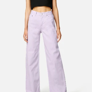 Junkyard lila wide leg jeans - lila jeans i modellen wide leg, knappt använda! kan såklart skicka egna bilder. går att köp direkt för 250kr, de e först till kvarn! råkade sätta på budgivning❤️❤️