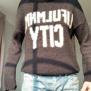 Stickad tröja - Svart stickad tröja från märket Liful minimal garments typ en stor M. Köparen står för frakt, pris kan diskuteras