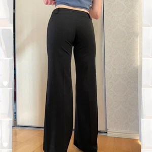 Kostymbyxor straightleg  - Ett par raka härliga kostymbyxor i strlk M men sitter som en S, passar mig som brukar ha storlek 36 o ibland 38. De är lågmidjade o väldigt långa, jag är 172:) frakt ingår inte