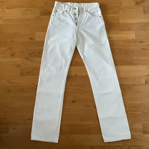 Levis 501 - Säljer mina Levis 501or!!! Helt vita, aldrig använda då de inte passar mig. Dessa är köpta på 2000-talet på NK. Köpare står för frakten. 