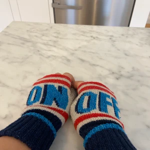 Handledsvärmare - Ett par skitsnygga handledsvärmare utan fingrar perfekta till våren😍 Köpta på beck söndergaard i Köpenhamn för ca 400 svenska kr. Passar alla storlekar, går att ha korta & långa. Frakt tillkommer på 24kr❤️