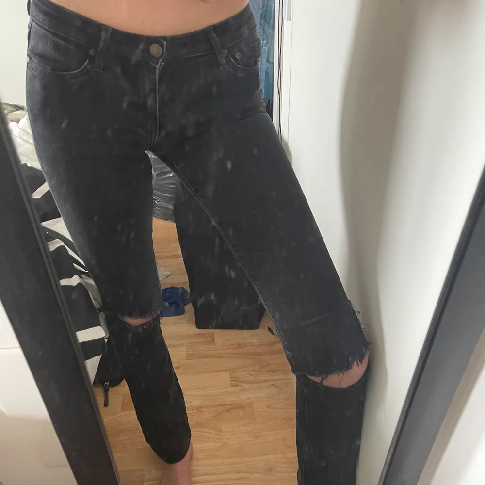 trendiga svarta jeans med hål på knäna. Långa i benen! säljer pga för små på mig. Storlek 26x34 från crocker. Obs inte tighta, de är i bootcut modell.. Jeans & Byxor.