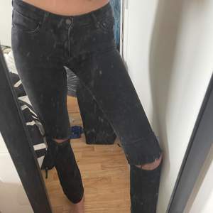 trendiga svarta jeans med hål på knäna. Långa i benen! säljer pga för små på mig. Storlek 26x34 från crocker. Obs inte tighta, de är i bootcut modell.