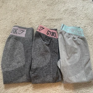 Gymshark flex tights - (Bild 2)Nästan helt oanvända gymshark tights i strl XS passar även en mindre small 250kr.(Bild 3) ljus och mörkgråa flex tights något mer använda men i gott skick strl XS 100kr styck. Alla köpta på gymsharks hemsida. Paketpris 400kr för alla.