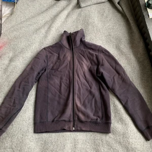 A.P.C grå kofta/jacka/tjocktröja - Fin tjocktröja från A.P.C i storlek S. Gråbrun i färgen, lite solblekt på framsidan men det ger en snygg effekt. Använd och älskad men mycket kvar att ge!