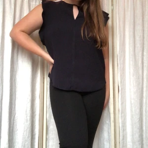 Elegant top från london - Elegant mörkt marinblå top köpt på designbutik i london i väldigt fin kvalitet och aldrig använd.🌊 Märket är Whistles. (Därav priset) Funkar perfekt för fest eller någon finare tillställning men också till vardags. Storlek 44 men funkar absolut på mindre beroende på hur man vill den ska sitta. Läcker lite kortare urringning i rycken och en liten volang på axlarna. Kan absolut skicka fler bilder vid intresse! Köparen står för frakten💙