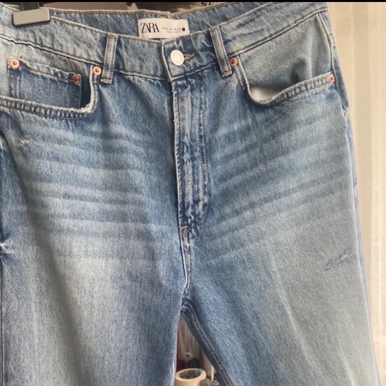 Så snygga lågmidjade zara jeans med hål på knäna! Det är storlek 38 vilket gör dom lite baggy på mig som vanligtvis är en 36/liten 38 som är as najs. Buda 💕💕🌸 . Jeans & Byxor.
