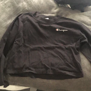 Croppad tröja Champion - Väldigt bra skick. Frakt ingår i priset!