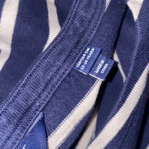 Gant tröja  - Marinblå randig gant tröja. Stl 158/164 xs använd fåtal gånger. Tvättas innan den skickas. Skickar film bredvid när jag postar den. Frakt tillkommer. Priset kan diskuteras vid snabb affär 😊 ny pris 799kr