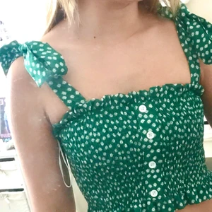 Grönt linne med justerbara ärmar - Grönt rynkat linne. Justerbara ärmar & rynkat material vilket gör att den passar nästan alla storlekar. 60kr❤️