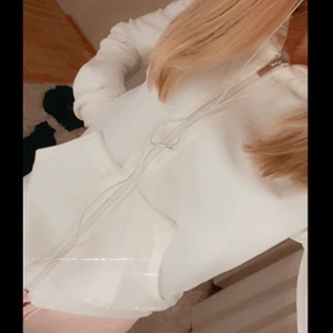 Gina Tricot vit kofta i storlek S - jättemysig len velour kofta från ginatricot. Inte alls använd, inga slitningar eller defekter alls. Säljer den då den är för stor för mig som är xxs/xs🤍 Nypris är 249 och jag säljer för 175 ink frakt. 