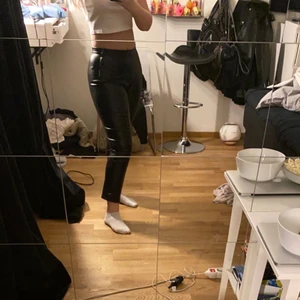 Ginatricot skinnbyxor - Säljer dessa skit snygga skinnbyxor ifrån ginatricot💞.          Säljer för 100 kr + frakt