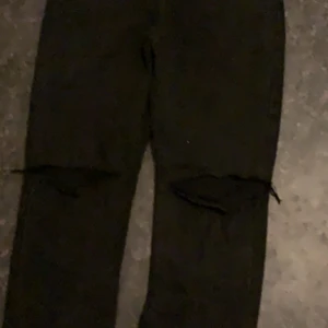 Straight jeans med hål - Plagget är väldigt fint och passar folk som är 168-178 beroende på hur dem sitter! Men de har tyvärr aldrig kommit till användning då de inte passar så ville sälja de!Hör av er! Normal pris var 500 dem här är får 300, Pris kan sänkas om de är en snabb affär! Kom privat för bättre bilder 