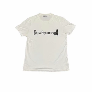 Gosha rubschinsky tee - Gosha rubschinsky tee PRE-OWNED M 649kr NOW AVAILABLE ONLINE  - Restocked.se