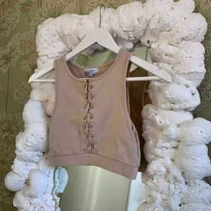 croptop - Croptop från Bik Bok. Färgen är supersnygg på! Hit me up om ni undrar något!