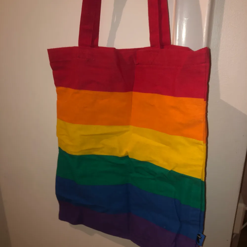 Tygväska i regnbågsfärger, använd 1 gång. Väskor.