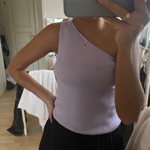 Lila one-shoulder top - Strl M, aldrig använd 