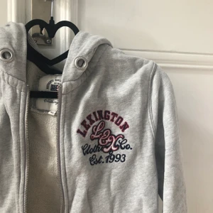 Grå ziphoodie  - Enkel grå ziphoodie från lexington i storlek xs