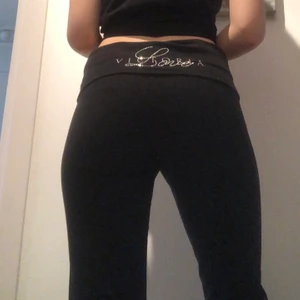 Yoga Pants Victorias Secret - Svarta Yoga Pants från Victorias Secret. Nästan aldrig använda, de var för korta i benen för mig. Jag är över 175 cm och byxorna är mer för någon 170. Det är storlek medium. Glitter stenar på texten där bak.
