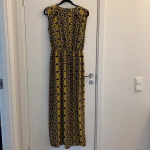 Lång klänning med slits - Långklänning från river island med slits på sidan och resår i midjan. Fint skick.