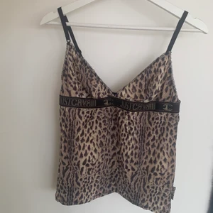 90s linne - Superfint linne från Humana, använd 1 gång! Sitter jättefint tunt bysten och med en liten rosett. väldigt skönt material