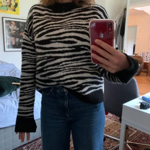 Zebratröja - Tröja i zebramönster från NAKD! Bland de skönaste tröjorna jag haft! Sticks ingenting och väldigt mjuk🤌🏽 Kan mötas upp i Stockholm. Annars står köpare för frakt:)