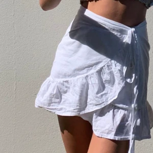 Vit linnekjol  - Skitsnygg vit kjol som i tyget liknar linne! (Men är 100% bomull) inte helt säker på om jag ska sälja men vid bra bud gör jag nog det. Storlek S, BUDA! Just nu: 300+frakt AVSLUTAS 27/3! Kl. 12