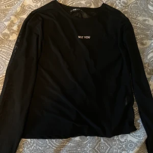 Svart Mesh-top - Säljer denna svarta meshtop säljer jag på grund utav storleken, men annars är den fin❤️ Köpare står för frakt!