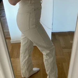 Weekday jeans - Säljer mina favvojeans från weekday då dom tyvärr blivit för små 🥲 storlek 27/32 men midjan är lite mindre skulle jag säga. Skriv privat för frågor och bud från 150! 💘