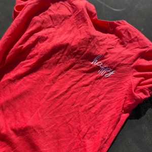 röd t shirt - fin röd topp med happy tryck