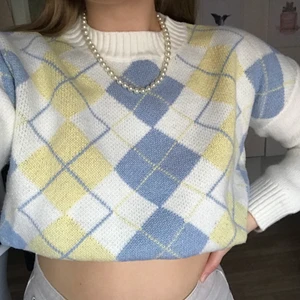 Rutig stickad tröja - Superfin stickad tröja som är använd endast 2 gånger! Obs Har vikt upp den på bilden.