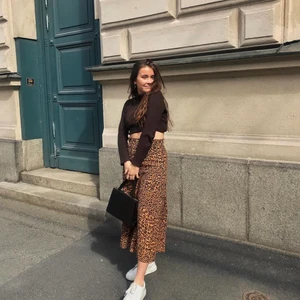 Leopardkjol  - En midikjol i leopardmönster med en slits på sidan