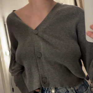 grå kofta - säljer denna gråa kofta/tröja, väldigt bra skick och super bekväm