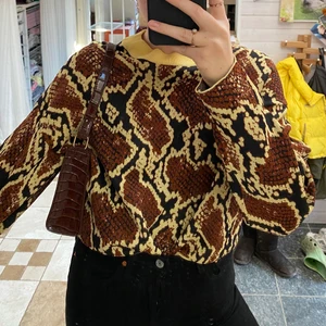  Samsoe Samsoe tröja 💛🤎🤍 - Svincool tröja fån Samsoe Samsoe, den är aldrig använd och i jättefint skick!! Den är absolut inte glittrig men den har lite glans i garnet💛🤎💛 som sagt knappt använd och inköpt för 1500kr 🤠 är en L men sitter perfekt på mig som är S konstigt nog🌞 vid flera intresserade kör vi budgivning!!