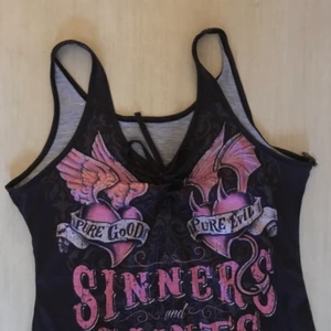 Y2k topp! - Y2k topp! Står inga storlekar men jag är S å den sitter lite stort på mig vid bysten, men knytning framtill som går å reglera🥰 60kr + 24kr frakt