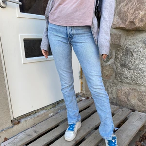 Levis jeans - Säljer nu mina sjukt snygga Levis jeans som passar till verkligen allt, storlek 24 men passar mig som vanligtvis har 25! Jeansen är i modell 501 med slits nere vid fötterna som jag själv gjort 💕💕 kom med bud:)