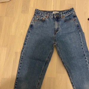 Pull&Bear mom jeans - Pull&Bear mom jeans i storlek 34/S mörkblå bra kvalitet!!!!