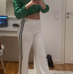 Vita byxor - Vita byxor från Gina tricot, använda 1-2 ggr! Väldigt sköna byxor