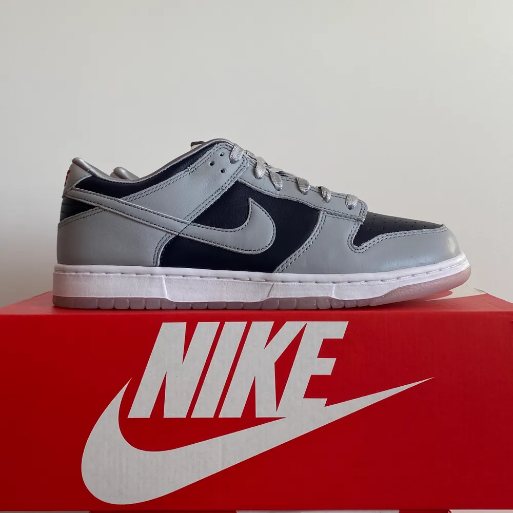 Nike Dunk Low College Navy Grey (W). Brand new. US 12W & 5W/ EU 43/44 & 35.5. 2000kr (12W/43-44) & 2200kr (5W/35.5). Meet up in Stockholm available. No trade/exchange.. Skor.