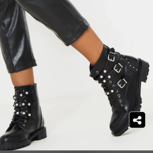 Boots - Boots från plt med spännen och pärlor, skitsnygga. Aldrig använda, endast testade!🥰